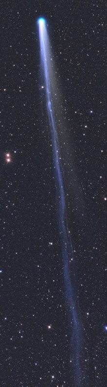 Заснята комета с невероятно большим хвостом